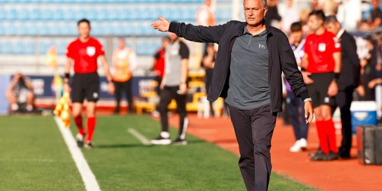 Fenerbahçe Teknik Direktörü Jose Mourinho