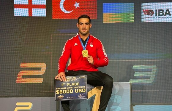 Fenerbahçeli mili boksör Emrah Yaşar