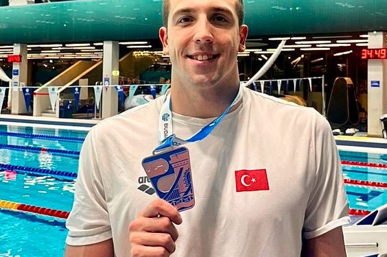 Fenerbahçeli milli yüzücümüz Emre Şakçı