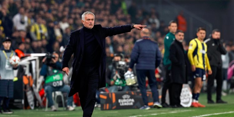 Fenerbahçe Teknik Direktörü Jose Mourinho