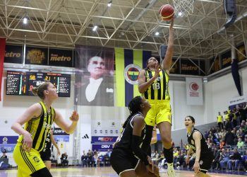 Fenerbahçe Opet, yarı final serisinde 1-0 öne geçti