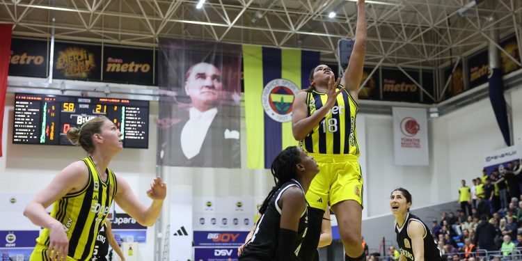 Fenerbahçe Opet, yarı final serisinde 1-0 öne geçti