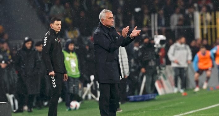 Fenerbahçe Teknik Direktörü Jose Mourinho