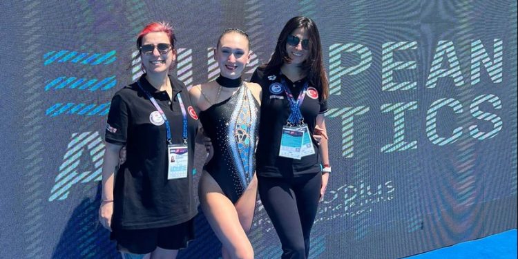 Milli yüzücümüz Ece Üngör, bir ilki daha başardı