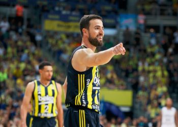 Kaptan Melih Mahmutoğlu bir yıl daha Fenerbahçe Beko’da