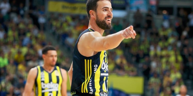 Kaptan Melih Mahmutoğlu bir yıl daha Fenerbahçe Beko’da