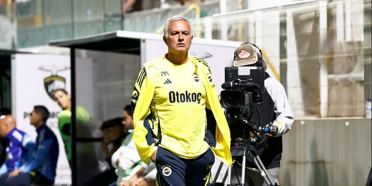 Fenerbahçe Teknik Direktörü Jose Mourinho