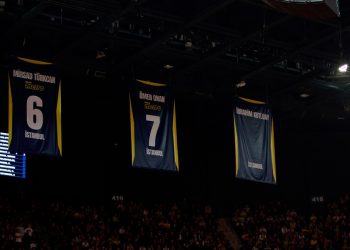 Efsane basketbolcularımızdan İbrahim Kutluay’ın forması Fenerbahçe Ülker Spor ve Etkinlik Salonu’nun tavanına asıldı