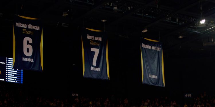 Efsane basketbolcularımızdan İbrahim Kutluay’ın forması Fenerbahçe Ülker Spor ve Etkinlik Salonu’nun tavanına asıldı