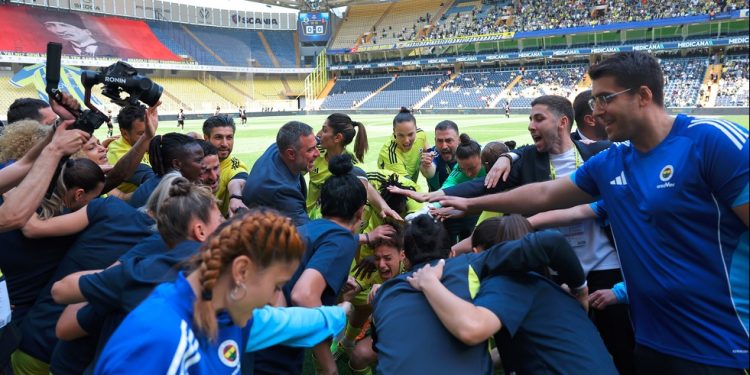 Fenerbahçe arsaVev Şampiyonluk Kupasını aldı