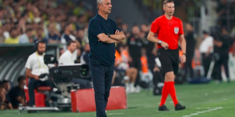 Fenerbahçe Teknik Direktörü İsmail Kartal