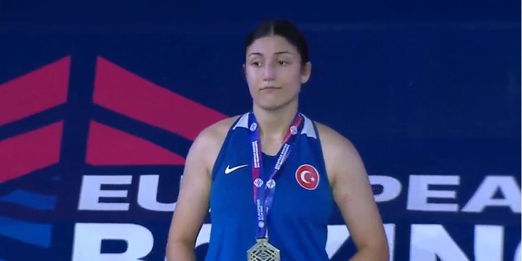 Fenerbahçeli millî boksörümüz Buse Nur Yazan