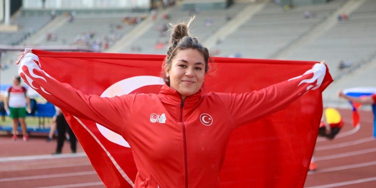 Fenerbahçeli milli atlet Özlem Becerek