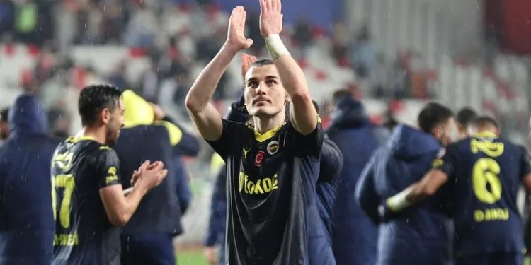 Fenerbahçe Çağlar Söyüncü ile yolları ayırdı
