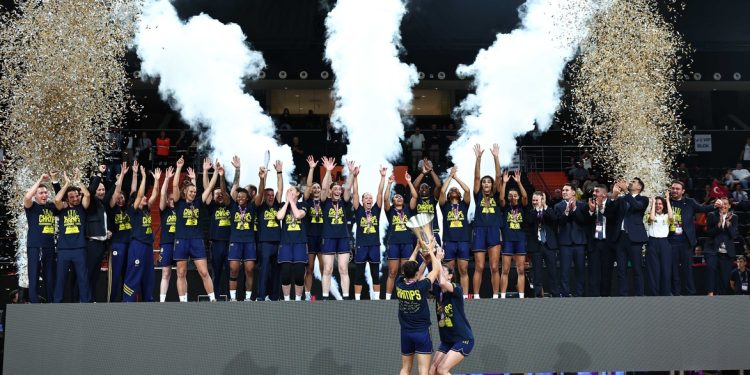 Süper Kupa Şampiyonu Fenerbahçe Tarfin